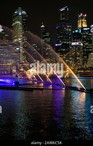 Singapur, April 2019. Die Licht- und Wassershow in Marina Bay Sands. Spectra - EINE Licht- und Wassershow ist eine frei zugängliche Licht- und Wassershow im Freien Stockfoto
