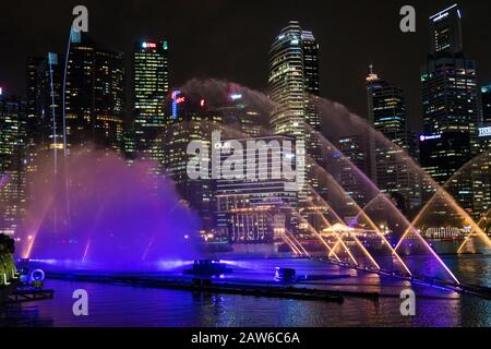Singapur, April 2019. Die Licht- und Wassershow in Marina Bay Sands. Spectra - EINE Licht- und Wassershow ist eine frei zugängliche Licht- und Wassershow im Freien Stockfoto