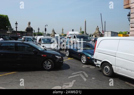 Eine Flut von Autos, die an einem Sommertag einen Verkehrsjamb in Paris an Der Place de la Concorde schaffen Stockfoto