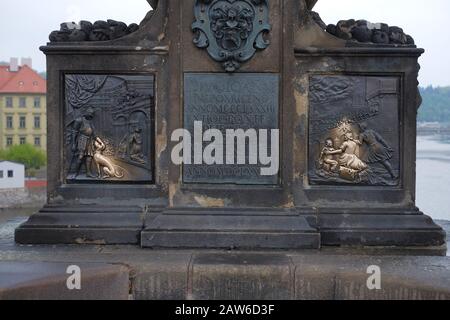 Auf der Karlsbrücke - Karlův die meiste Zeit über der Moldau, Prag - wurden Bronzeplaketten eingerieben. Stockfoto