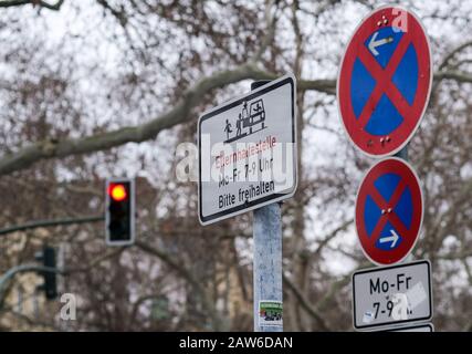 Berlin, Deutschland. Februar 2020. Das zusätzliche Schild "Elternhaltestelle" befindet sich in der Gneisenaustraße in Kreuzberg in der Nähe einer Schule. Am Morgen von 7 bis 9 Uhr sind mehrere Parkplätze mit einem eingeschränkten Stoppverbot ausgestattet. Eltern können dort kurz anhalten und ihre Kinder sicher aus dem Auto holen lassen. Die Haltestellen der Eltern bieten die Möglichkeit, das morgendliche Autochaos vor der Schule zu vermeiden. Kredit: Jens Kalaene / dpa-Zentralbild / dpa / Alamy Live News Stockfoto