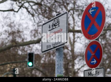 Berlin, Deutschland. Februar 2020. Das zusätzliche Schild "Elternhaltestelle" befindet sich in der Gneisenaustraße in Kreuzberg in der Nähe einer Schule. Am Morgen von 7 bis 9 Uhr sind mehrere Parkplätze mit einem eingeschränkten Stoppverbot ausgestattet. Eltern können dort kurz anhalten und ihre Kinder sicher aus dem Auto holen lassen. Die Haltestellen der Eltern bieten die Möglichkeit, das morgendliche Autochaos vor der Schule zu vermeiden. Kredit: Jens Kalaene / dpa-Zentralbild / dpa / Alamy Live News Stockfoto