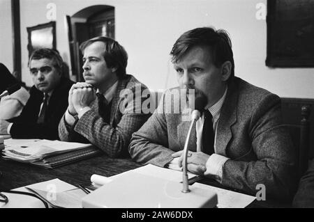 Anhörung im Parlamentarischen Wirtschaftsausschuss zu Koninklijke Bijenkorf Beheer Lammertink (FNV) (r) und Nico van der Stelt, Vizepräsident CNV Datum: 8. Februar 1983 Ort: Den Haag, Südholland Stichwörter: Parlamentarische Anfragen, Gewerkschaften, Kaufhäuser Personenname: Sets, Nico van der Institution Name: CNV Stockfoto