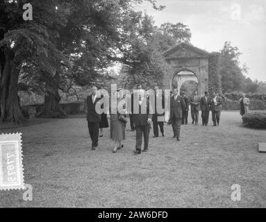 Königin Juliana besucht die Provinz von Utrechter Königin Juliana besucht Schloss Nyenrode Datum: 29. Mai 1956 Ort: Utrechter Schlüsselwörter: Burgen, Königin besucht Person Name: Juliana, Königin Institution Name: Nyenrode Stockfoto