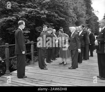 Königin Juliana besucht die Provinz von Utrechter Königin Juliana besucht Schloss Nyenrode Datum: 29. Mai 1956 Ort: Utrechter Schlüsselwörter: Burgen, Königin besucht Person Name: Juliana, Königin Institution Name: Nyenrode Stockfoto