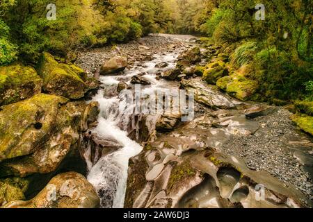 Die Chasm auf dem Weg zum Milford Sound)wo zwei Fußbrücken über den Cleddau River einen dramatischen Blick auf eine Reihe leistungsstarker Wasserfälle bieten. Stockfoto