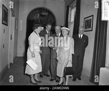 Der ehemalige Präsident Truman wurde von Königin Juliana im Schloss Soestdijk empfangen. Von links nach rechts. Königin Juliana, Herr Wood Word, Harry Truman, mrs. Truman, US-Botschafter Freeman Mathews Datum: 17. Juni 1956 Ort: Soestdijk Utrechter Schlüsselwörter: Diplomaten, Gruppenporträts, Königinnen, Empfänge, Präsidenten Personenname: Juliana (Königin Niederlande), Mattheson, Freeman, Truman, Harry Stockfoto