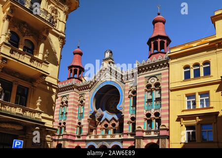 Im maurischen Stil erbaute Architektur der Jubiläumssynagoge, der Jüdischen Jerusalem-Synagoge; Jeruzalémská synagoga; Jeruzalémská Cupolas & Hufeisenbögen, Prag Stockfoto