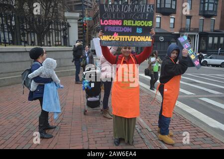 Boston, Massachusetts, USA. Februar 2020. Anti-Impfstoff-Befürworter demonstrieren im Massachusetts State House in Boston Credit: Kenneth Martin/ZUMA Wire/Alamy Live News Stockfoto