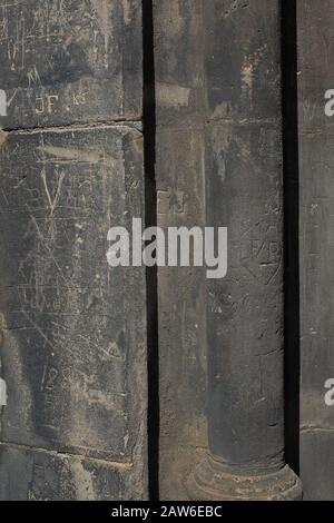 Graffiti, das in den Stein von Henry's Tower gekratzt wurde, dem ursprünglichen Glockenturm der Kirche St. Henry und St. Kunhuta in der Nähe der Jindřišská-Straße Stockfoto