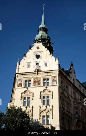 Spire, Kuppel und obere Etagen Mosaiken des Jugendstilgebäudes, Hotel Paris an der Prager U Obecního domu 1, 110 00 Staré Město, Tschechien Stockfoto