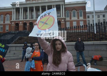 Boston, Massachusetts, USA. Februar 2020. Anti-Impfstoff-Befürworter demonstrieren im Massachusetts State House in Boston Credit: Kenneth Martin/ZUMA Wire/Alamy Live News Stockfoto