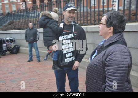 Boston, Massachusetts, USA. Februar 2020. Anti-Impfstoff-Befürworter demonstrieren im Massachusetts State House in Boston Credit: Kenneth Martin/ZUMA Wire/Alamy Live News Stockfoto