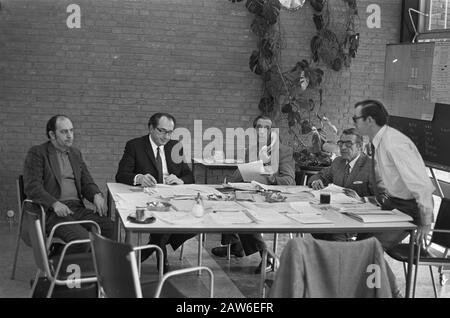 Branchenverbände des ländlichen Aktionszentrums in hongkong, Exekutivkomitee des Konzerts Arie Freek (Vorsitzender des Branchenverbands NVV) Datum: 1. März 1973 Standort: Driebergen Schlüsselwörter: Branchenverbände, PRODUKTIONSNAME: Freek Arie Institution Name: NVV Stockfoto