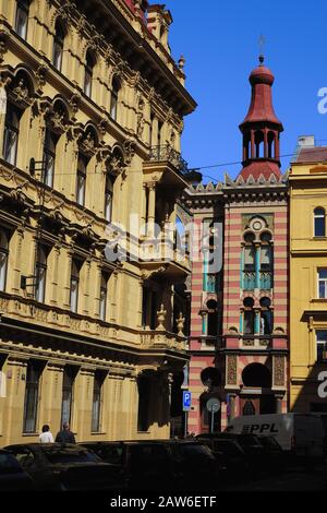 Ein Blick auf die Prager Jubiläumssynagoge, die jüdische Jerusalem-Synagoge; Jeruzalémská mit seinen umliegenden Gebäuden mit kontrastierender Architektur. Stockfoto