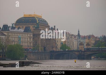 Nationaltheater und Fluss in Nebel und Regen Národní divadlo, die meisten Legií-Brücke und Fassaden von Masarykovo nábř. Stockfoto