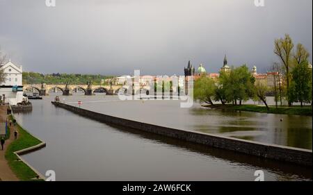 Smíchov Canal Lock, Střelecký ostrov Island und Janáček Embankment, mit Blick auf die Karlsbrücke von Kampa. Stockfoto