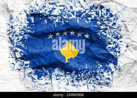 Die Nationalflaggen des Kosovo sind auf zerknittertem Papier gemalt. Auf dem Blatt ausgedrucktes Flag. Flaggenbild für die Gestaltung auf Flyern, Werbung. Stockfoto