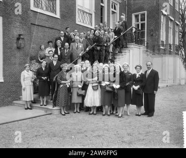 Königin Juliana empfängt Mitglieder des UNICEF-Kongresses mit Prinzessin Beatrix Datum: 7. Mai 1958 Ort: Den Haag, Südholland Schlüsselwörter: Internationale Organisationen, Königinnen, Königtum, Prinzessinnen Personenname: Beatrix, Prinzessin Juliana (Königin Niederlande), Juliana, Königin Stockfoto