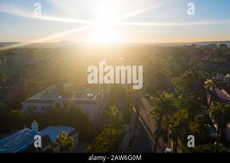 Atemberaubender Luftblick auf das Viertel Beverly Hills, das Beverly Hills Hotel und den Sunset Boulevard, umgeben von Palmen in Los Angeles, Kalifornien. Stockfoto