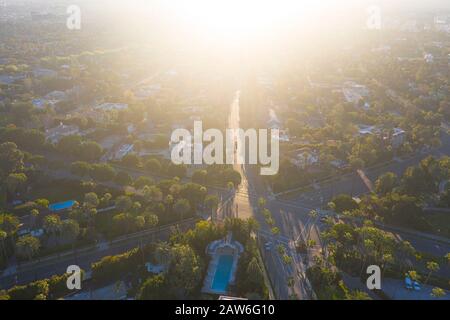 Atemberaubender Luftblick auf das Viertel Beverly Hills, das Beverly Hills Hotel und den Sunset Boulevard, umgeben von Palmen in Los Angeles, Kalifornien. Stockfoto