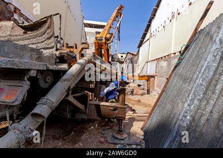 Auf der Baustelle eines Neubaus auf einem leerstehenden Grundstück in der Innenstadt von Kampong Cham, Kambodscha, ist ein kleiner Pfahlfahrer eingerichtet. Stockfoto