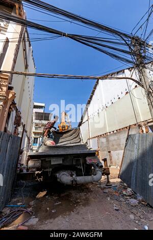 Auf der Baustelle eines Neubaus auf einem leerstehenden Grundstück in der Innenstadt von Kampong Cham, Kambodscha, ist ein kleiner Pfahlfahrer eingerichtet. Stockfoto