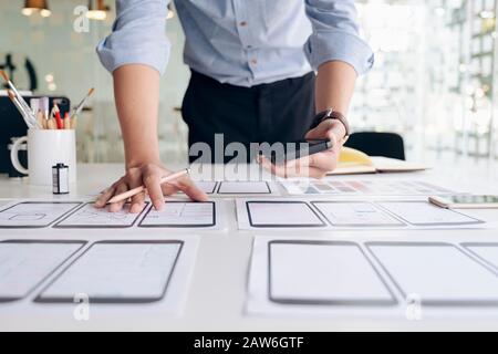 Programmierer und UX-UI-Designer arbeiten in einem Software Development und Coding Technologies. Mobile und Web site Design und Programmierung Entwicklung technolo Stockfoto