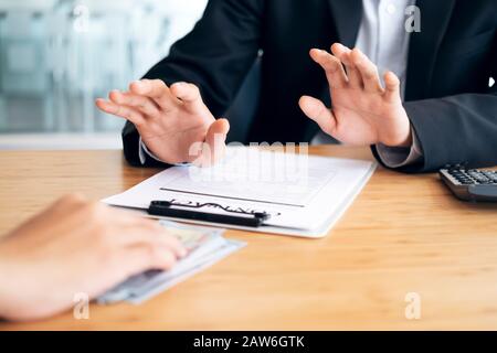 Bestechungs- und Korruptionskonzepte. Der Geschäftsmann erhält Geld. Stockfoto