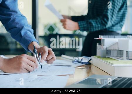 Bild des Ingenieurs für architektonisches Projekt arbeiten mit Partner und Engineering Tools auf Arbeitsplatz. Stockfoto