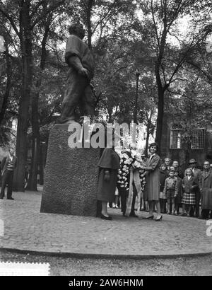 Millie Perkins besucht den Secret Anhang zur Prinsengracht Millie Perkins legt einen Kranz an der Docker Annotation: Schauspielerin Millie Perkins spielte die Rolle der Anne Frank im American Film Diary of Anne Frank bis zum gleichnamigen Stück Date: 28. Mai 1959 Ort: Amsterdam Schlüsselwörter: Schauspieler, Filmstars, die Anlegung von Kränzen Personenname: Perkins, Millie Stockfoto