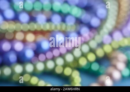 Entschärfte leuchtende Bokeh-Lichter. Mardi Gras färbt Hintergrund Stockfoto