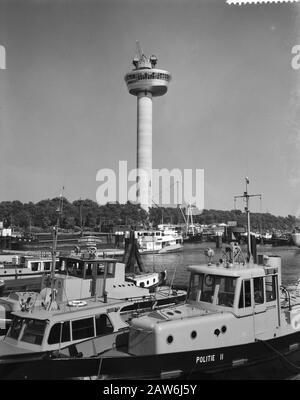 Der Euromast, der das Restaurant an der Spitze der Euromast Annotation hochhost: Der Euromast (1958-1960) wurde von Architekt H. A. Maaskant anlässlich der Floriade in Rotterdam 1960 entworfen. 2010 wurde der Euromast als Nationaldenkmal ausgewiesen Datum: 11. Juli 1959 Standort: Rotterdam, South Holland Schlüsselwörter: Gebäude Stockfoto