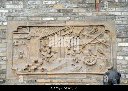 Shenzhen, China, April 2019. Die Schnitzkunst an der Wand in Gankeng Hakka. Die Stadt Gankeng Hakka schafft Kulturtourismus, Pastoralfreizeit und Ökologica Stockfoto