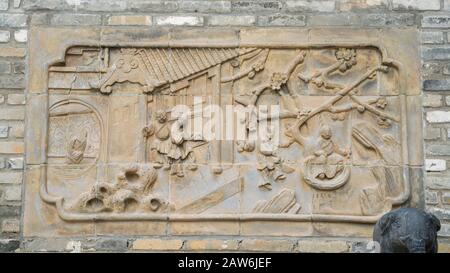 Shenzhen, China, April 2019. Die Schnitzkunst an der Wand in Gankeng Hakka. Die Stadt Gankeng Hakka schafft Kulturtourismus, Pastoralfreizeit und Ökologica Stockfoto