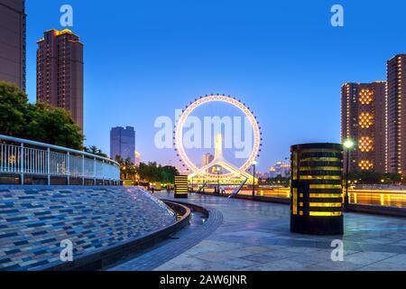 Nacht-Szene Stadtbild von Tianjin Riesenrad, Tianjin Augen in der Zeit der Dämmerung. Modernste und beliebteste Sehenswürdigkeit in Tianjin Stadt. Stockfoto