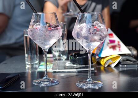Nahaufnahme der Cocktail im eleganten Brille Stockfoto