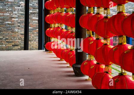 Shenzhen, China, April 2019. Rote Laternen hängen am alten Holzgebäude in der Gankeng Hakka Stadt und schaffen Kulturtourismus, Seelsorgeurlaub, ecolo Stockfoto