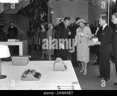 Prinz Bertil von Schweden eröffnet eine Ausstellung schwedischen Designs im Stedelijk Museum in Amsterdam Königin Juliana und Prinz Bertil auf ihrer Führung durch die Ausstellung Datum: 5. Oktober 1959 Ort: Amsterdam, Nordholland Schlüsselwörter: Queens, Museen, Prinzen, Ausstellungen Personenname: Bertil (Prinz Schweden), Juliana (Königin Niederlande) Stockfoto