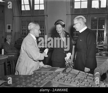 Königin Juliana besucht Die RK-Einrichtung für Blinde und Sehbehinderte in Der Grabkönigin Juliana im Gespräch mit der ältesten Anwohnerin des Instituts H. van Laarhoven Datum: 3. November 1959 Ort: Grave, North Carolina Schlagwörter: Blinde, blinde Institute, Queens Personenname: Juliana (Königin Niederlande), Laarhoven, H. Stockfoto