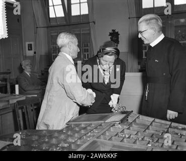 Königin Juliana besucht Die RK-Einrichtung für Blinde und Sehbehinderte in Der Grabkönigin Juliana im Gespräch mit der ältesten Anwohnerin des Instituts H. van Laarhoven Datum: 3. November 1959 Ort: Grave, North Carolina Schlagwörter: Blinde, blinde Institute, Queens Personenname: Juliana (Königin Niederlande), Laarhoven, H. Stockfoto