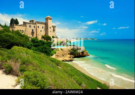 Schöner Blick auf den Strand von Cala Jovera und das Schloss Tamarit, Tarragona, Katalonien, Spanien Stockfoto