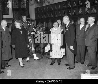 Lord Provost of Glasgow Visiting The Hague, v.l. mrs. Myer Galpern, Piper, Myer Galpern Kafschoten und Bürgermeister von den Haag. Datum: 7. Dezember 1959 Ort: Den Haag, South Holland Schlüsselwörter: Bürgermeister, Bagpipers Personenname: Lord Provost, Mr. Myer Galpern, Mrs.. Myer Galpern Stockfoto