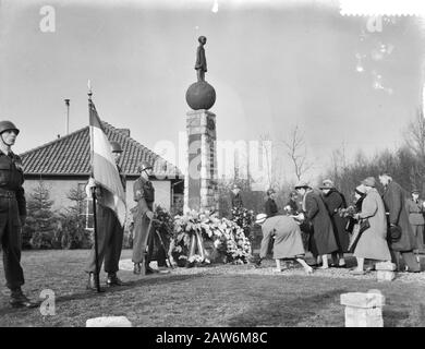 Enthüllung der Gedenkstätte für die Opfer der Korea-Enthüllung im Lager Oirschot, Lay Flowers Datum: 19. Dezember 1959 Ort: Noord-brabant, Oirschot Schlüsselwörter: Enthüllungen , Denkmäler Stockfoto
