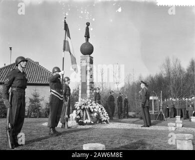 Enthüllung der Gedenkstätte für die Opfer der Korea-Enthüllung im Lager Oirschot, Lay Flowers Datum: 19. Dezember 1959 Ort: Oirschot Schlüsselwörter: Blumen, Enthüllungen, Denkmäler Stockfoto