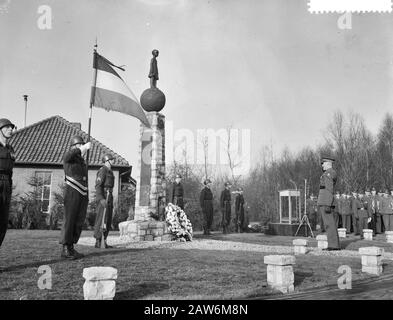 Enthüllung der Gedenkstätte für die Opfer der Korea-Enthüllung im Lager Oirschot, Lay Flowers Datum: 19. Dezember 1959 Ort: Oirschot Schlüsselwörter: Blumen, Enthüllungen, Denkmäler Stockfoto