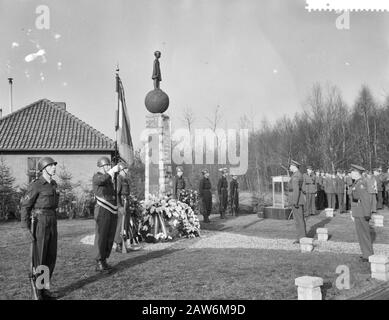 Enthüllung der Gedenkstätte für die Opfer der Korea-Enthüllung im Lager Oirschot, Lay Flowers Datum: 19. Dezember 1959 Ort: Oirschot Schlüsselwörter: Blumen, Enthüllungen, Denkmäler Stockfoto