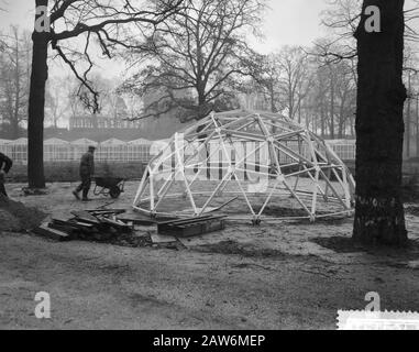 Floriade Rotterdam, 1960 Bau der internationalen Gartenbauausstellung Floriade in Rotterdam, kurioserweise geformte Ausstellungsförderer. Datum: 5. Januar 1960 Standort: Rotterdam, South Holland Schlüsselwörter: Floriades, Gewächshäuser Stockfoto