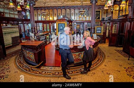 Vermieter Eamom Lavin und Assistentin Annette Mooney im Pub Philharmonic Dining Rooms in Hope Street, Liverpool, bevor es zu einem denkmalgeschützten Gebäude der Kategorie I wurde. Stockfoto