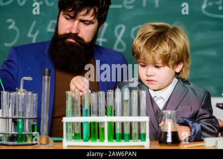 Chemieexperiment. Teacher Kinder-Reagenzgläser. Kognitiver Prozess. Kinder kognitive Entwicklung. Mentaler Prozess der Erwerb von Wissen durch Erfahrung. Zurück zur Schule. Kognitive Fähigkeiten. Stockfoto